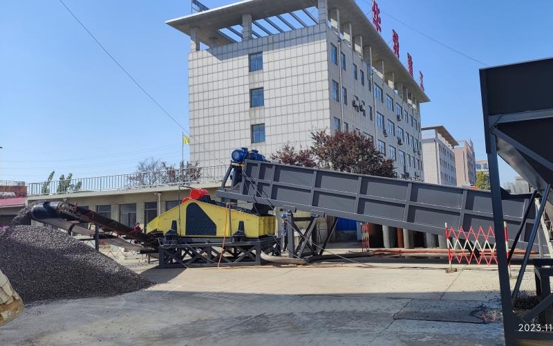 富之通雙螺旋洗石機(jī)，廠區(qū)內(nèi)帶料試機(jī)，展現(xiàn)卓越性能